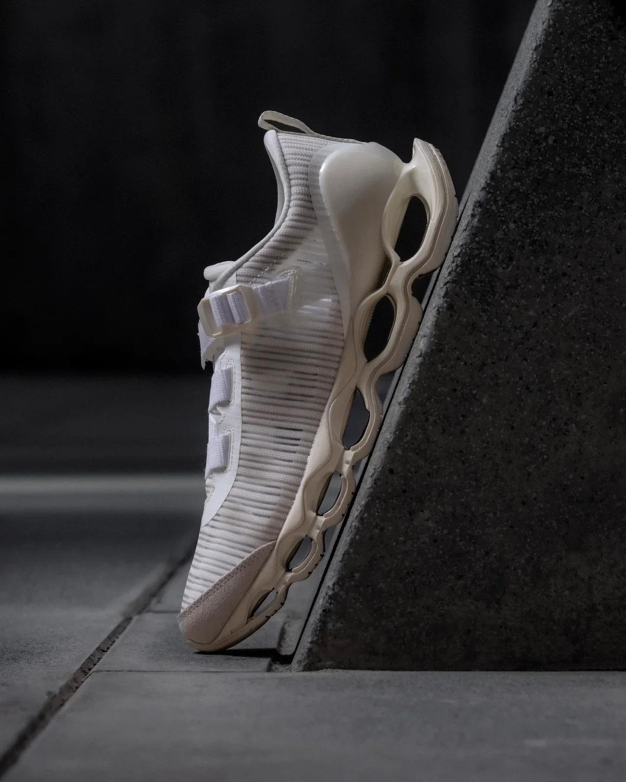 【大人のハイテクスニーカー】軽さも通気性の画像_2