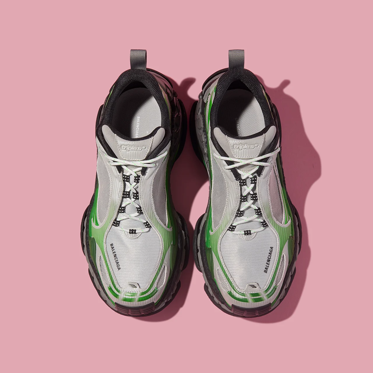 アッパーはメッシュの面積を増やすことで、軽量化と通気性を高め、快適な履き心地を実現