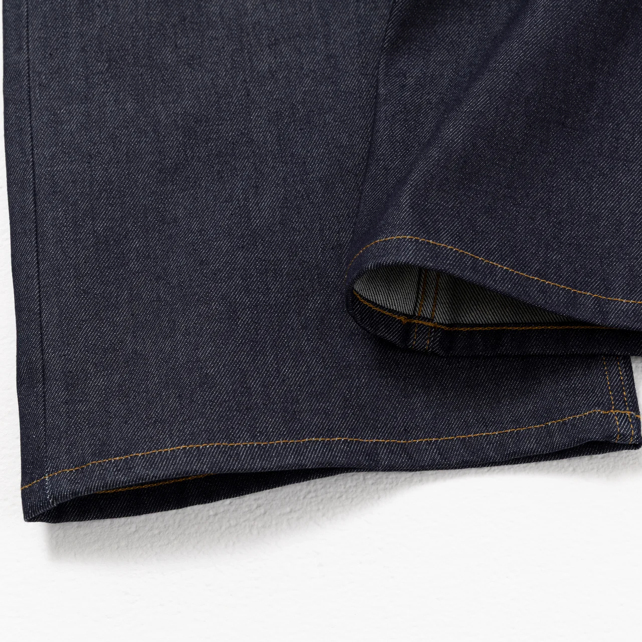 エディター私物 ノーメンテナンスのリジットバギーデニムパンツ