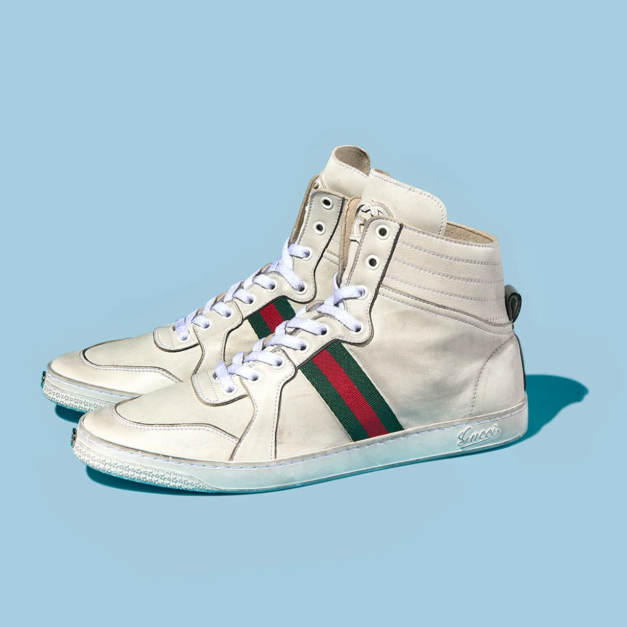 レザーアッパーにウェブ ストライプを配した新作のハイカットスニーカー