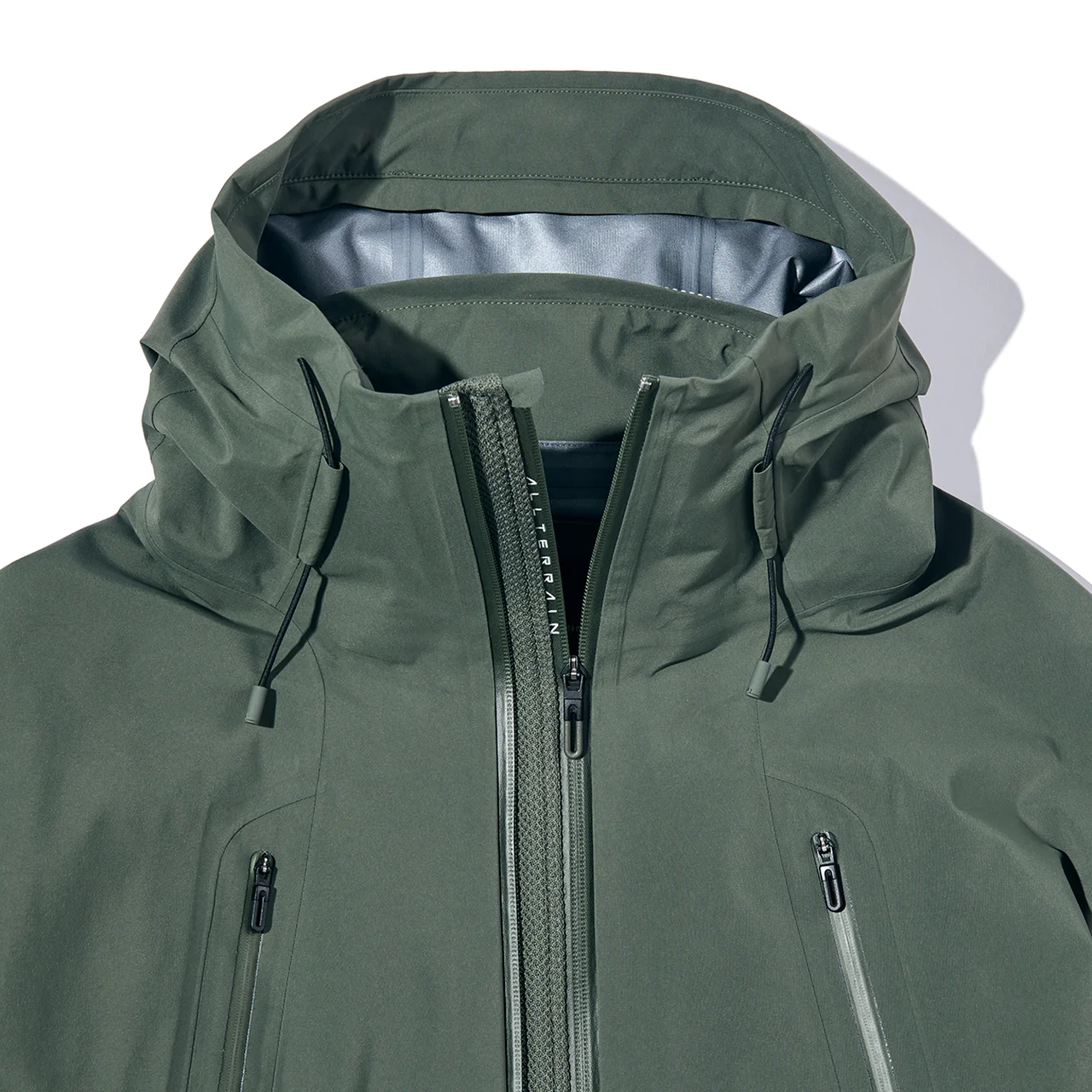 フロントジッパー部分にメッシュ生地を配置したデュアルベンチレーションシステム