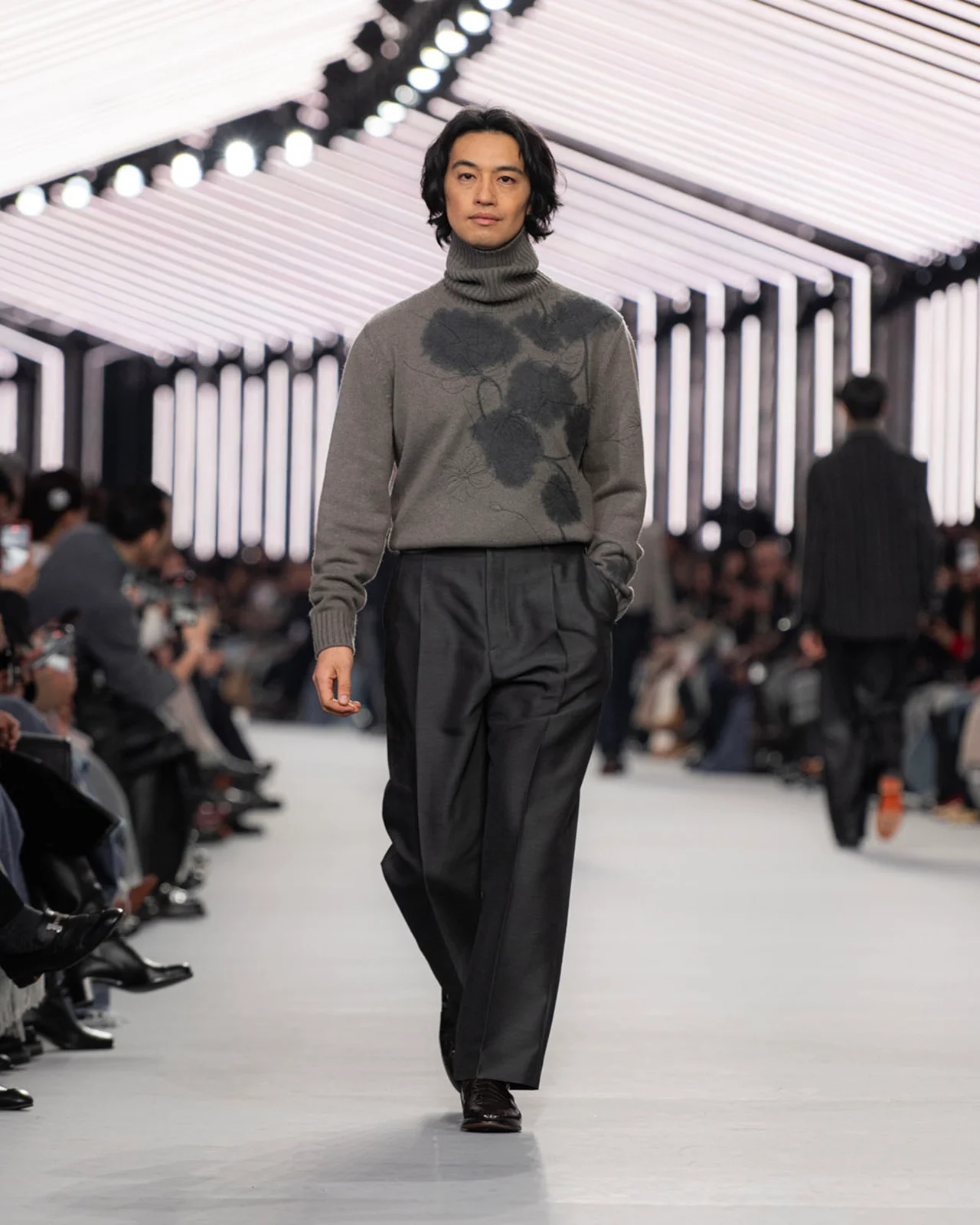 エルメスのショーに登場した俳優・プロデューサーの斎藤工