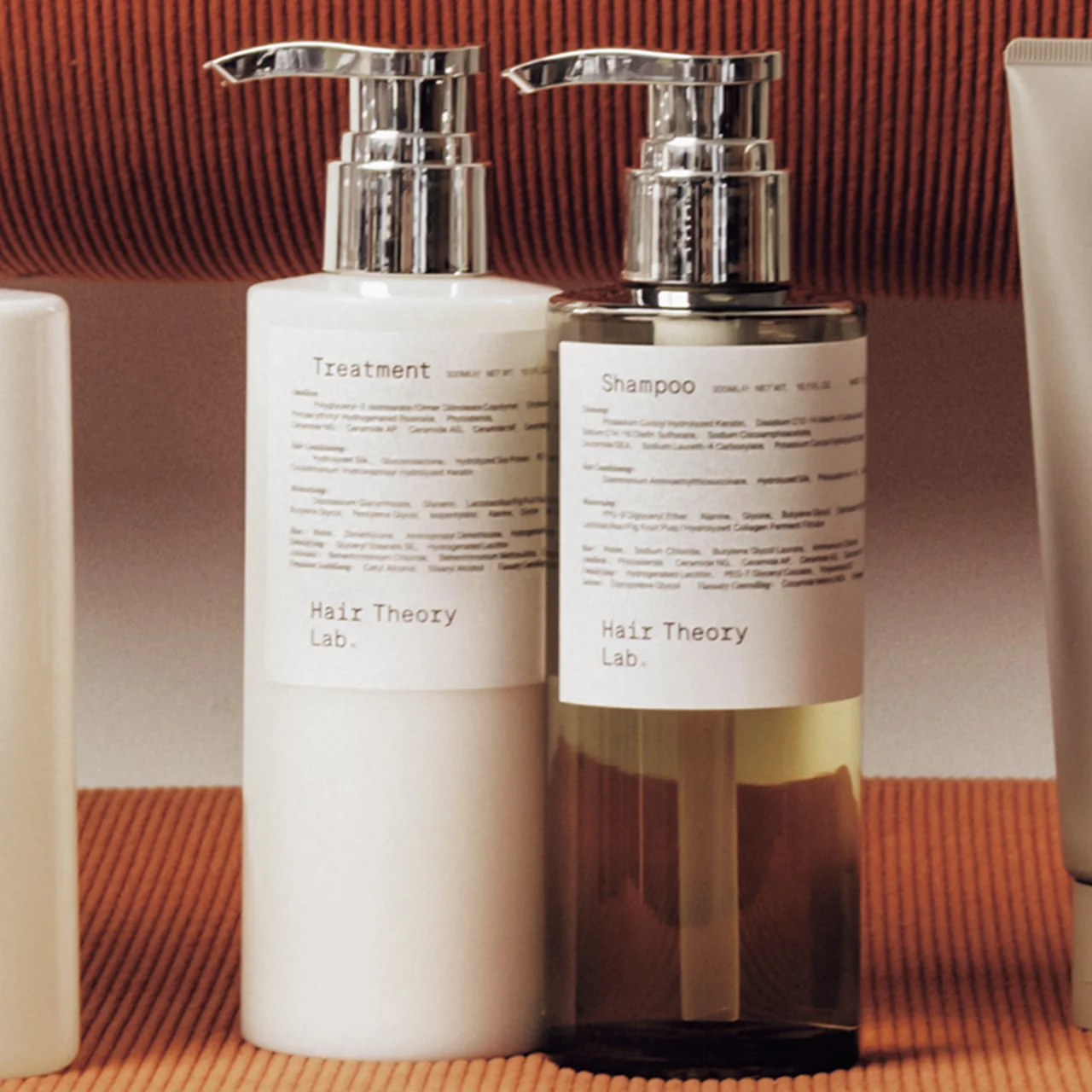 Hair Theory Lab®｜（右）セラムイン シャンプー／（左）同 トリートメント