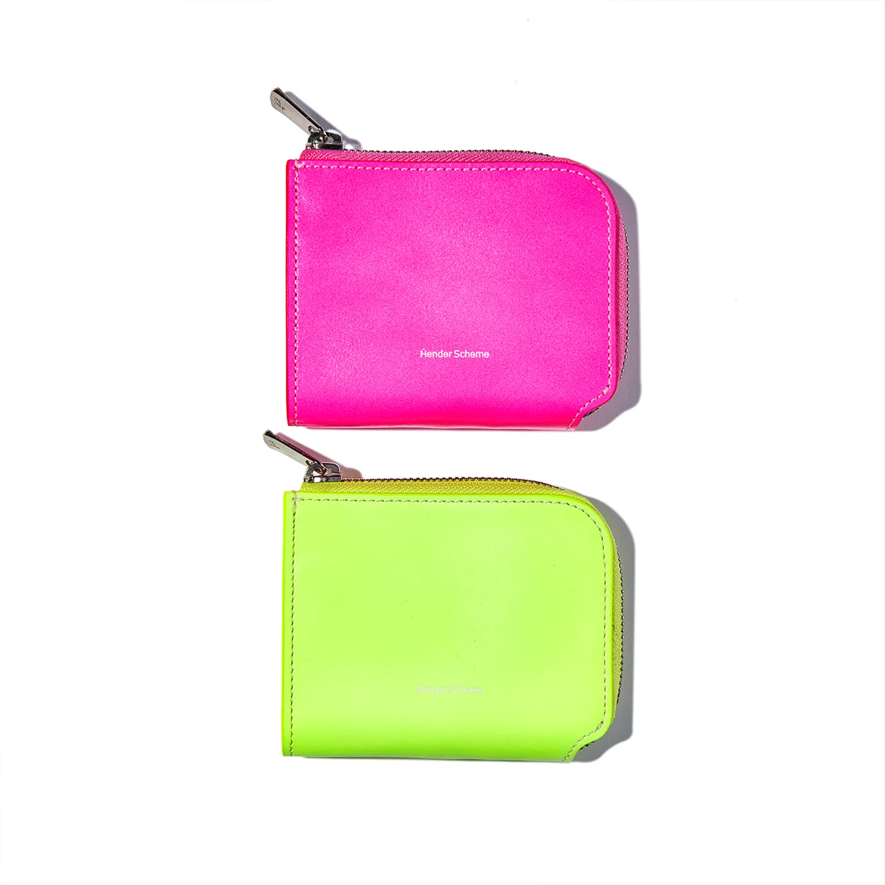 グリーン、ピンク、イエローと鮮やかなネオンカラー3色をラッカー仕上げのマットなレザーで展開する