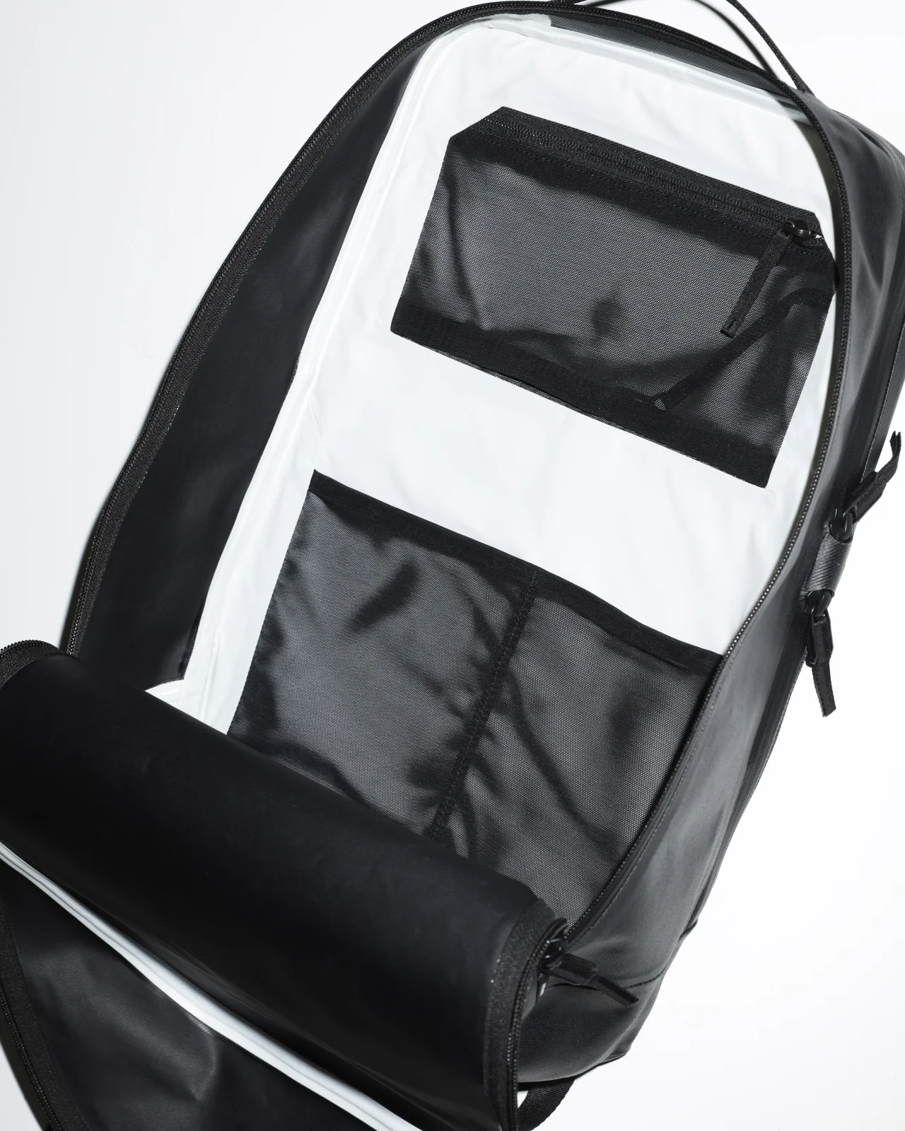 ARC'TERYX VEILANCEのバッグ「Anodic Backpack」 内側