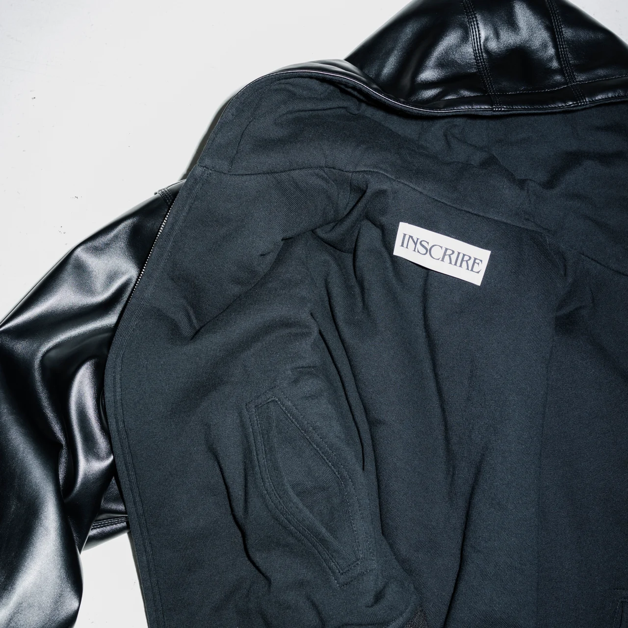 INSCRIREのレザージップフーディ アップ