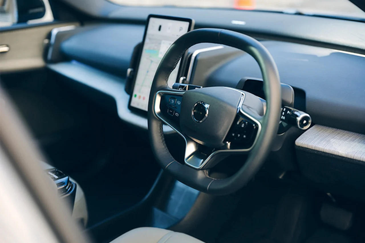 再生素材の質感や色味がうまくデザインに落とし込まれたミニマルな内装