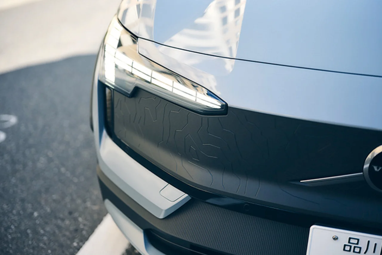 ブラックアウトされたフロントグリル