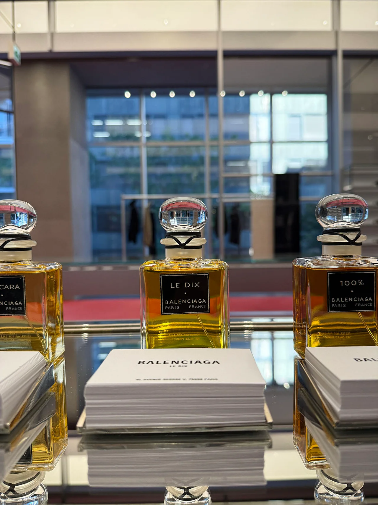 バレンシアガの香水「LE DIX」