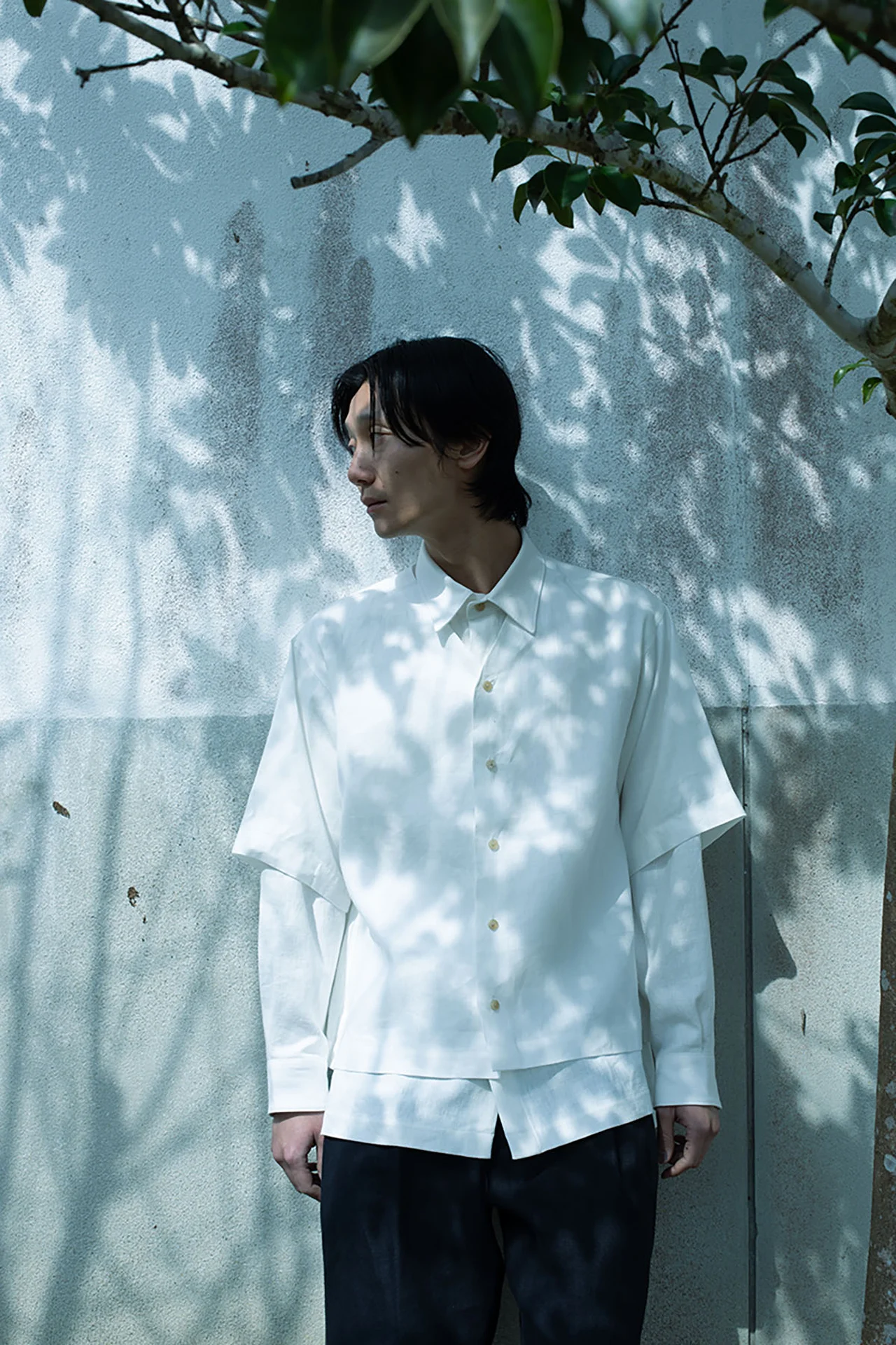 シャツ99,000 Vネックシャツ￥77,000 ワイドパンツ￥132,000