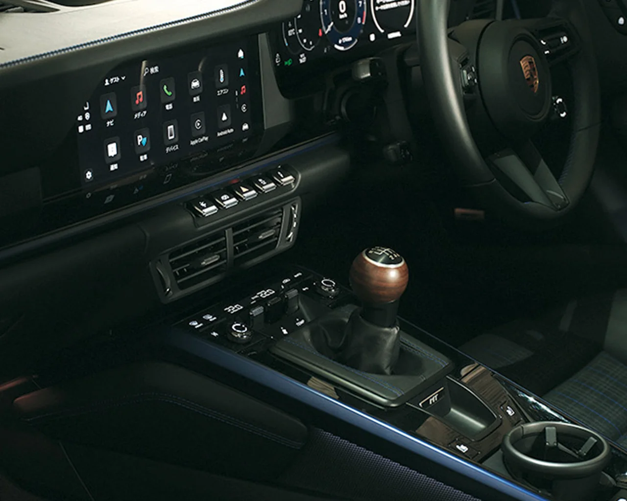 マニュアルのシフトレバーにクラシカルなウォルナットを使用