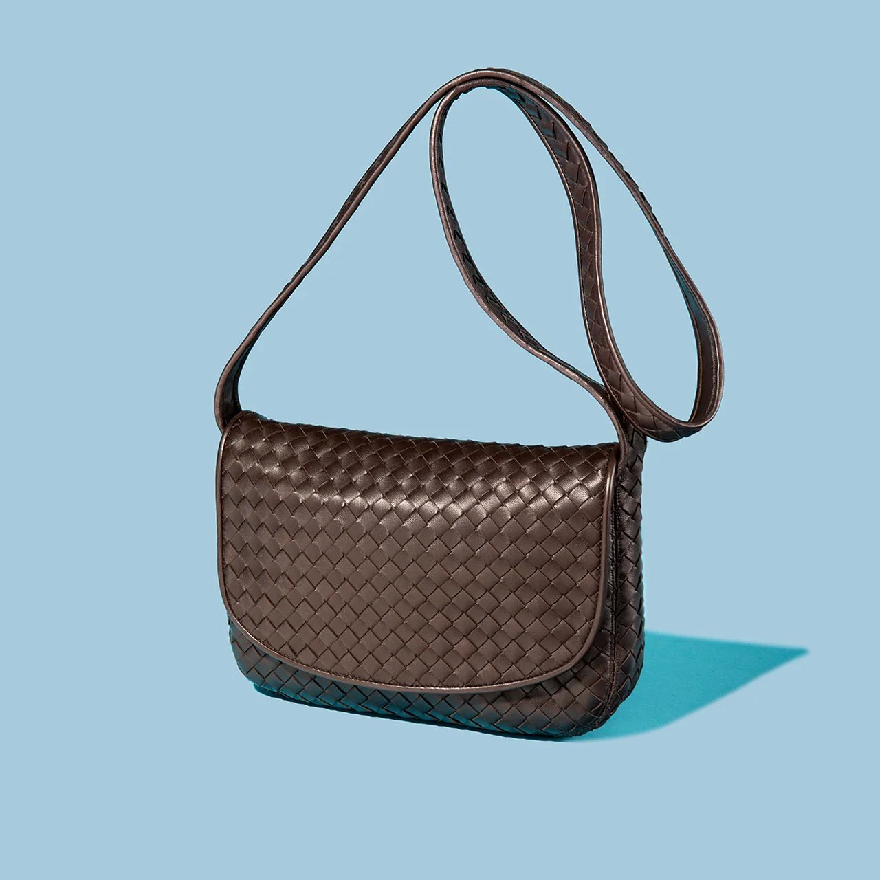 イントレチャートナッパを使用したバッグ「ヴェネト」の新作ショルダーバッグ