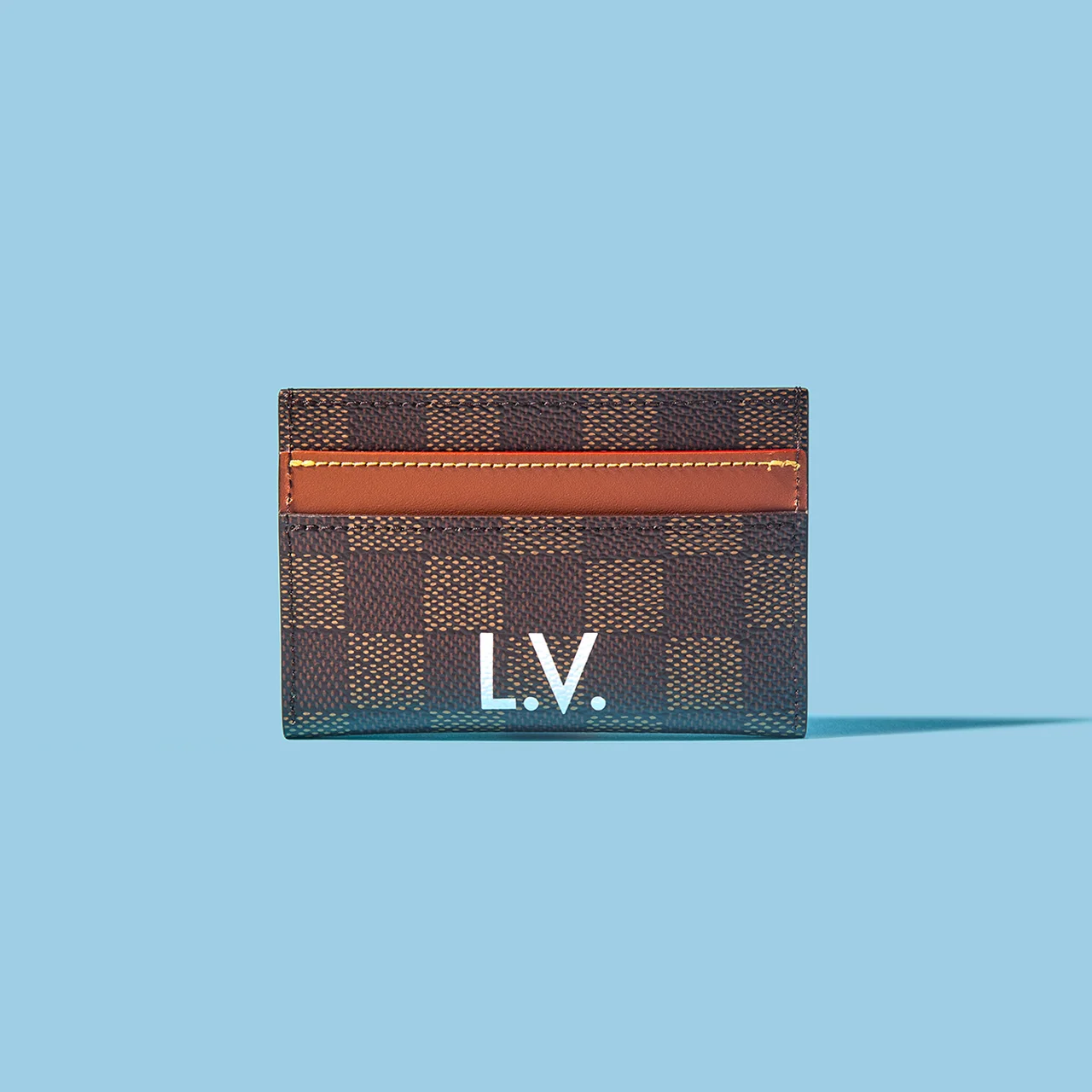 背面には、映画に登場するイニシャルと同じフォントで｢L.V.｣の文字を配した