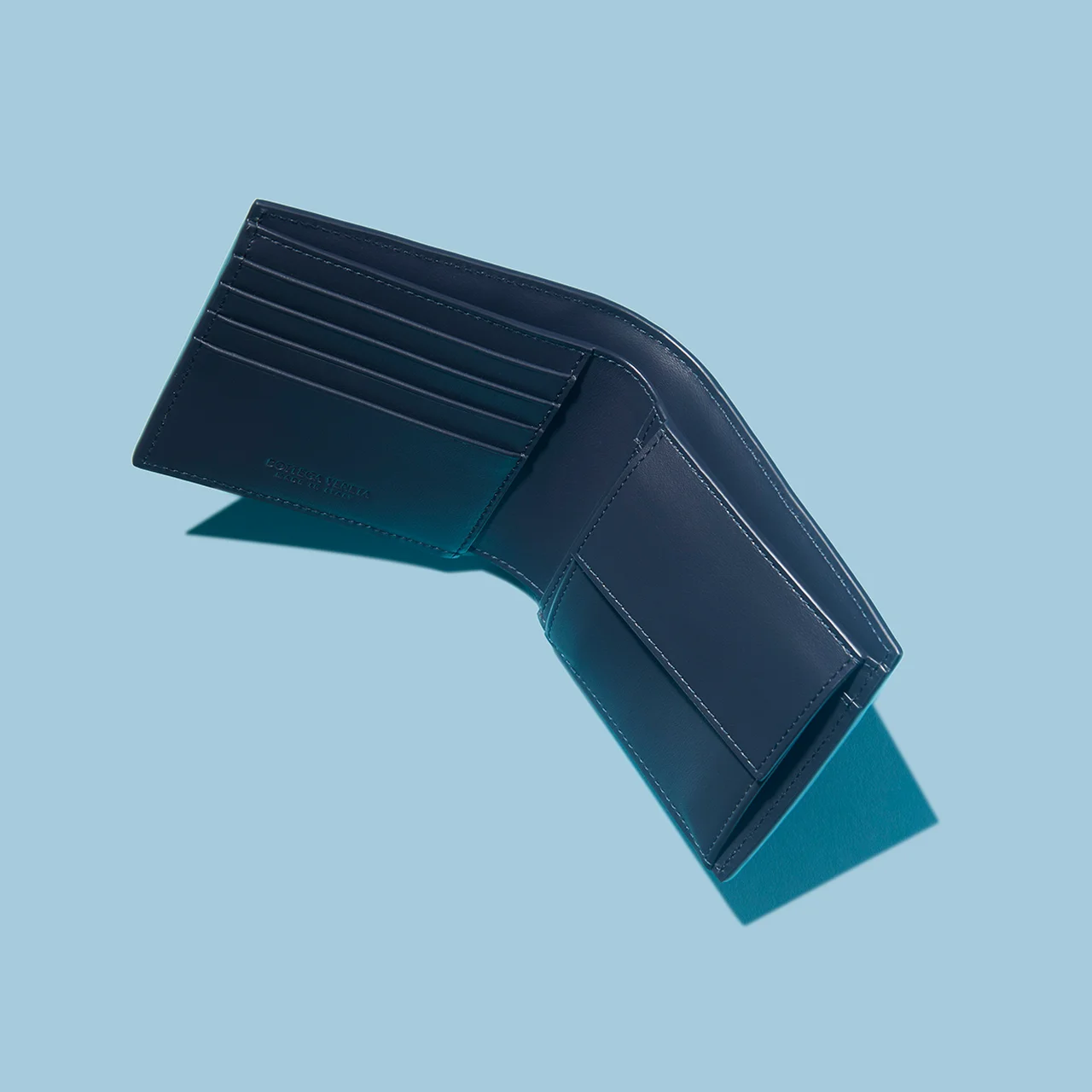 内側は外装と同色ミッドナイト（ダークネイビー）のスムースレザー