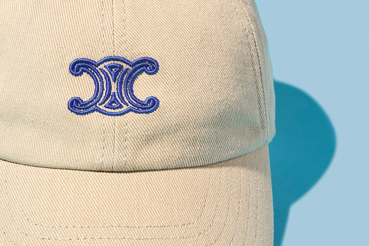 【セリーヌ】春を先取る新作メンズ小物5選。バイカラーのコンパクト財布にトリオンフモチーフのキャップ、スリムなトートバッグに注目