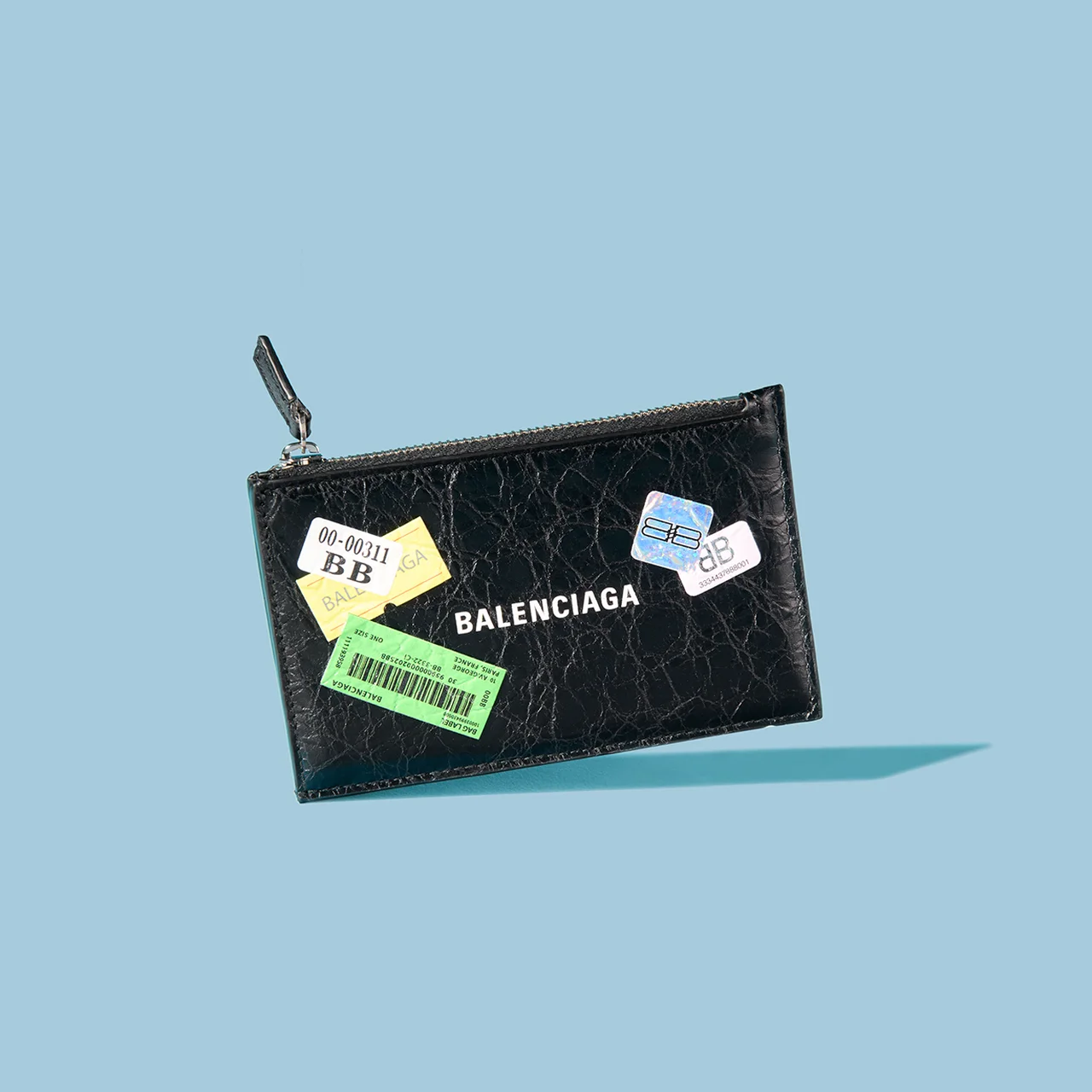 ステッカープリントでカスタムされたバレンシアガ「キャッシュ」の新作コイン＆カードホルダー