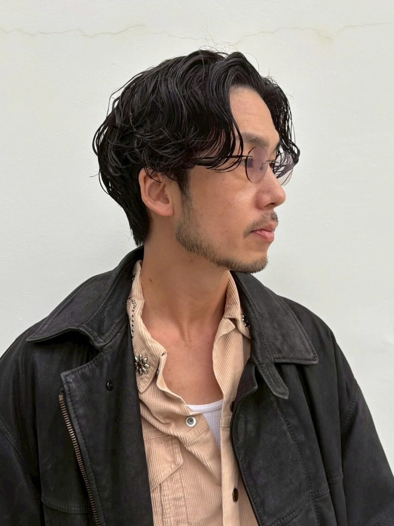 色気のあるセンターパート メンズヘア