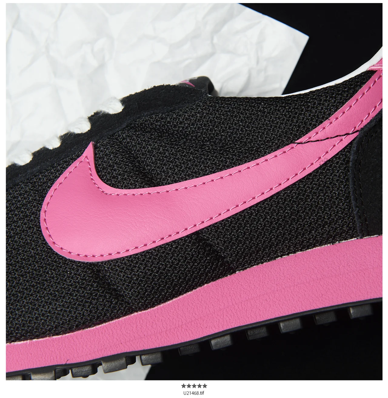 パンキッシュなピンクが際立つ配色