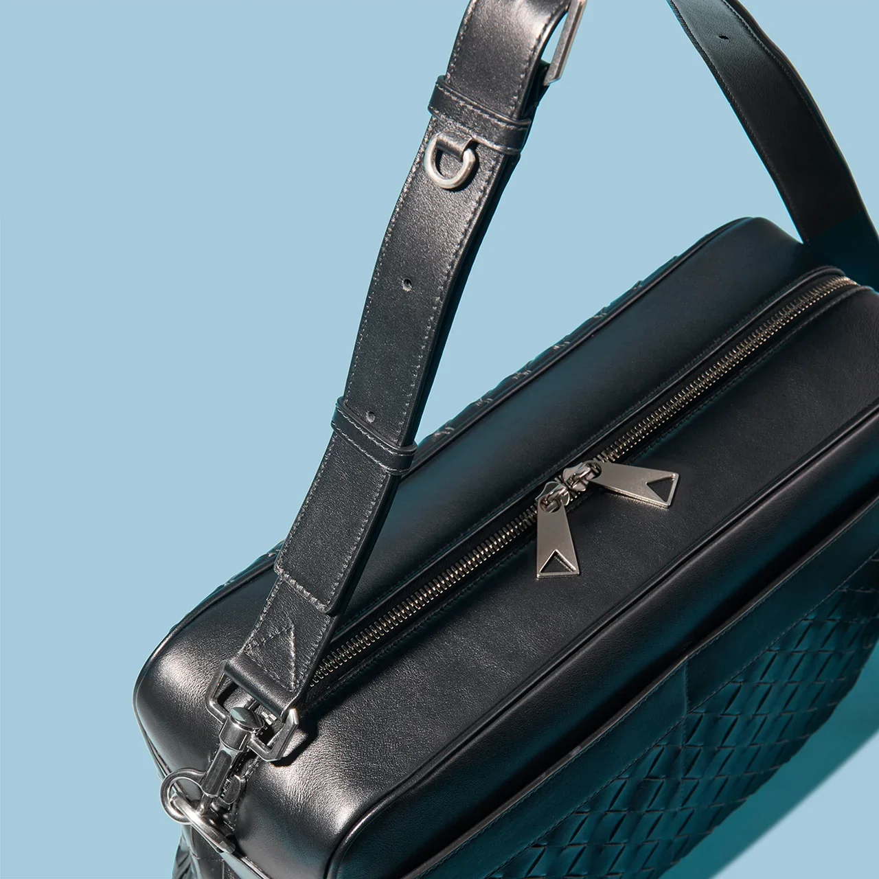 BOTTEGA VENETA|LARGE INTRECCIATO POCKET CAMERA BAG