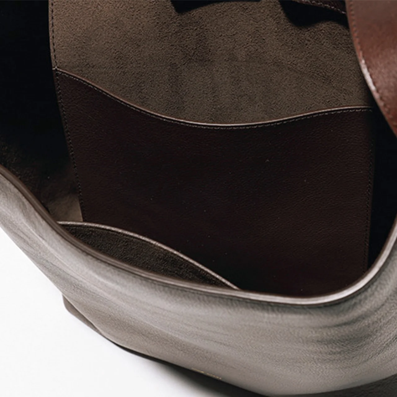 Hender Scheme レザーバック アップ