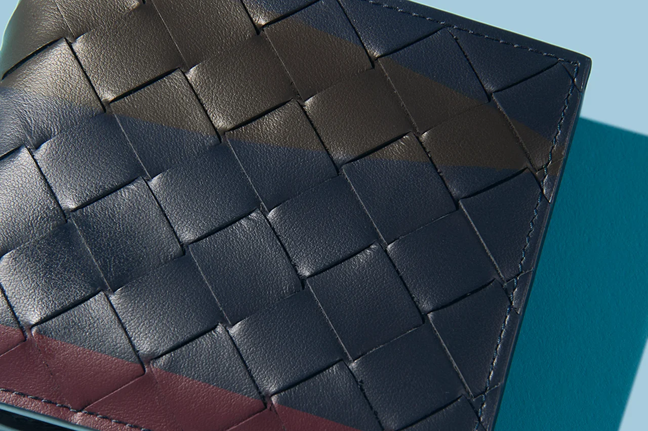 40代男性におすすめのボッテガ・ヴェネタの小物5選。エアーブラシ仕上げが新鮮な財布、新型バッグ「バーバラ」、クラフト感のあるスリッポン…春の注目イントレチャート小物を厳選