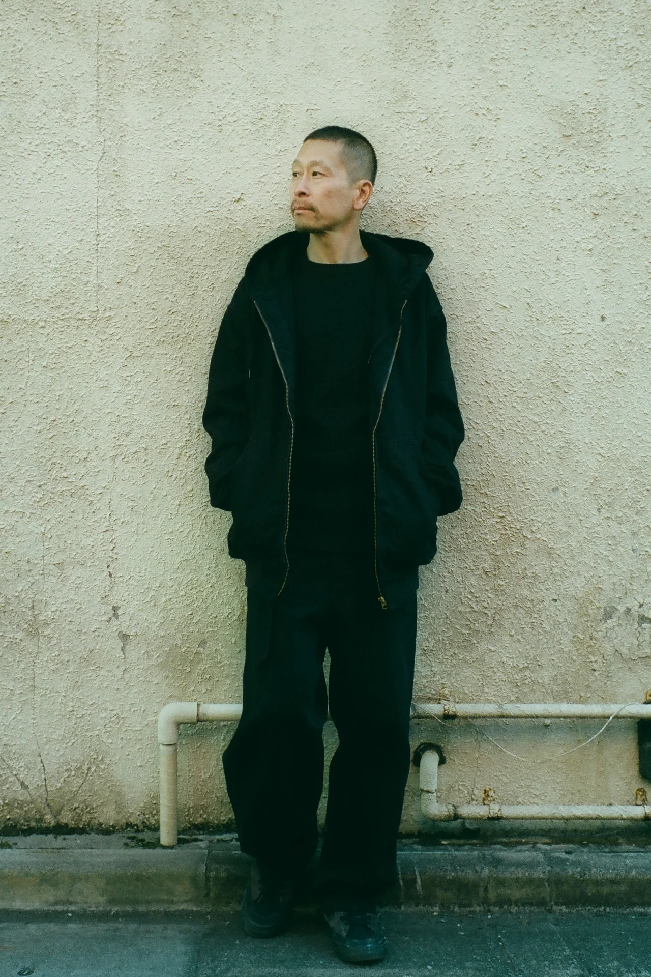 大人のためのミニマルな丸刈り メンズヘア