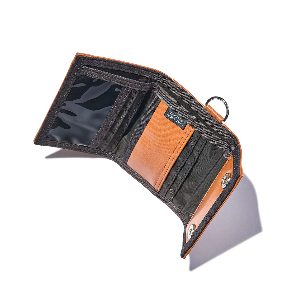 内側には透明フィルムのカードホルダーも備える