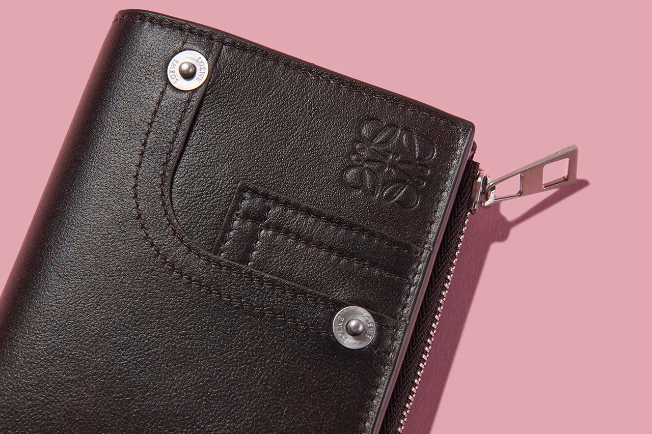 【ロエベ】冬の格上げ小物5選。ルイス・ウェインの猫モチーフコレクションが話題。２WAYカメラバッグに注目の新型ブーツも