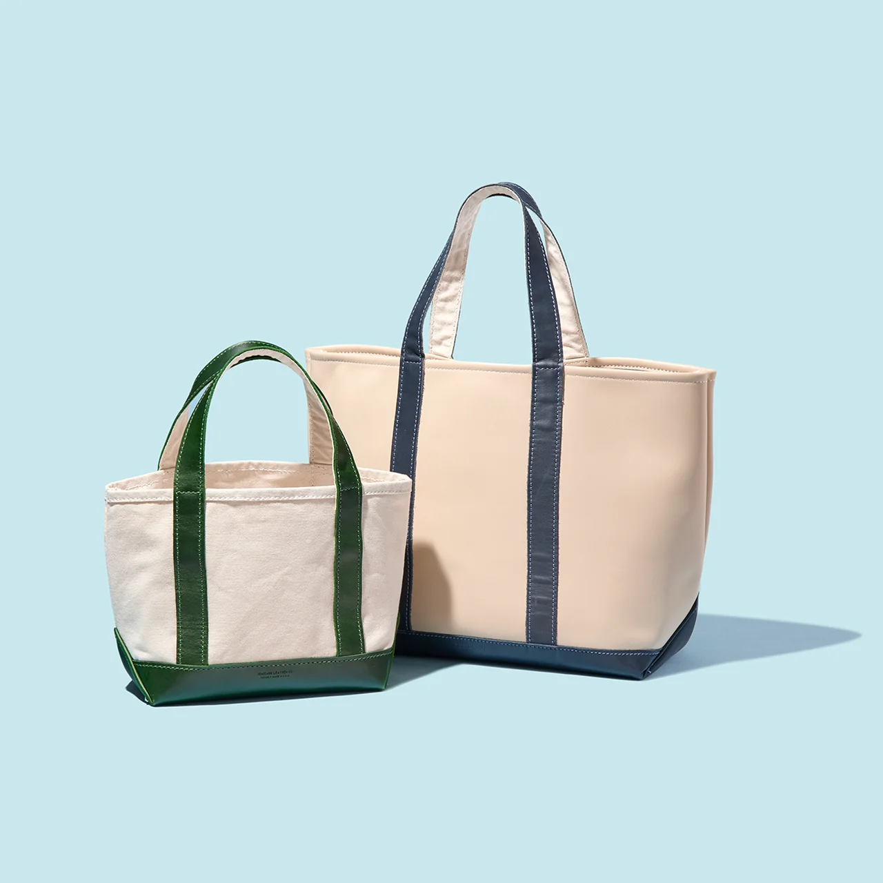 [右]レザートート￥46,200・[左]キャンバストート￥28,600／ヘリテージレザー フォー ジャーナル スタンダード(ジャーナル スタンダード表参道メンズ)