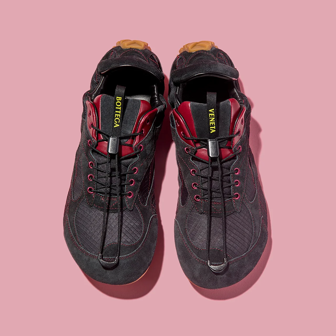 トレランシューズを再解釈した薄底スニーカー「オービット フラッシュ」