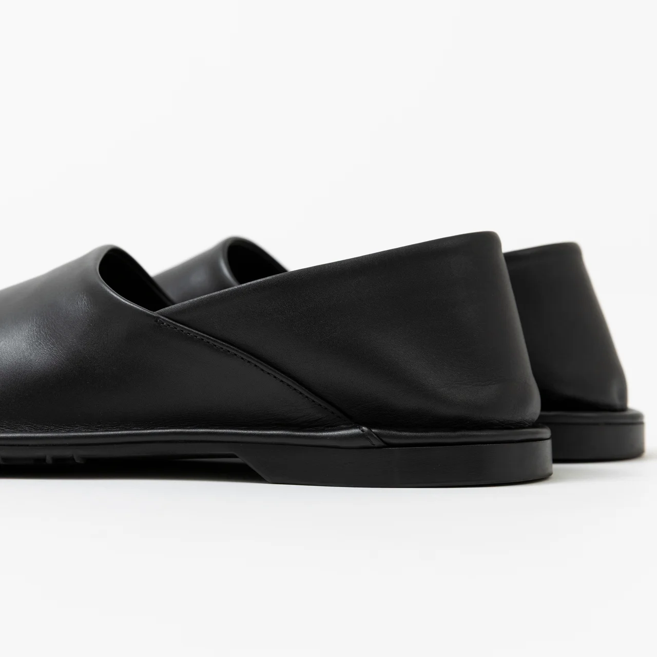 エディター私物 ロエベのフォリオスリッパ