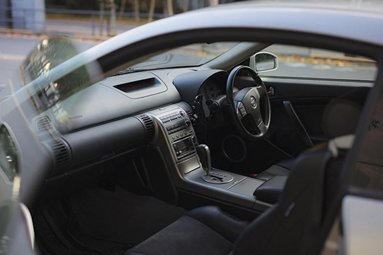 本革と人工スエードのコンビのシート