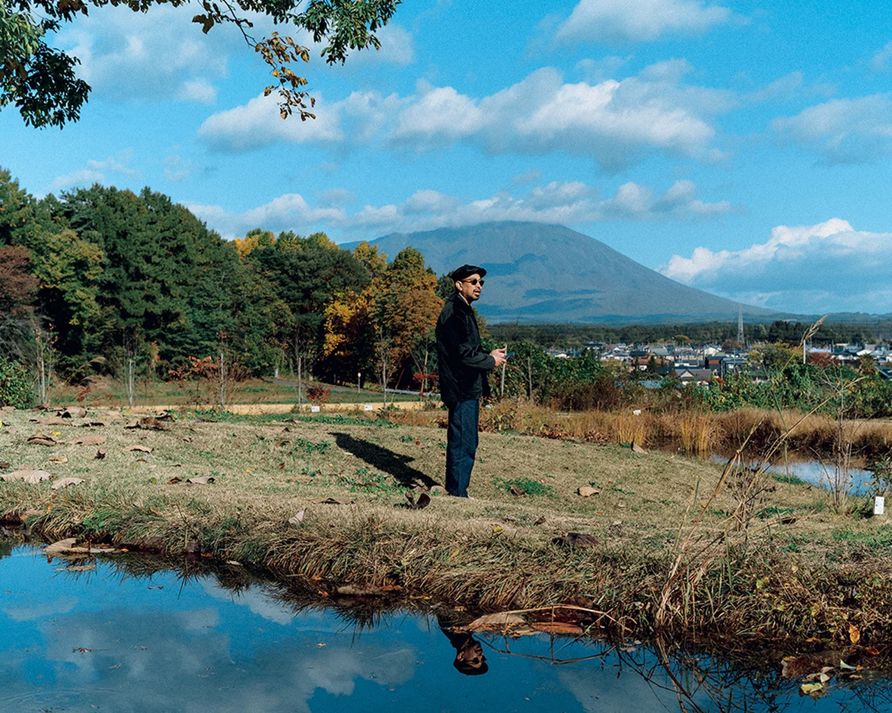ビオトープを散策する小林さん