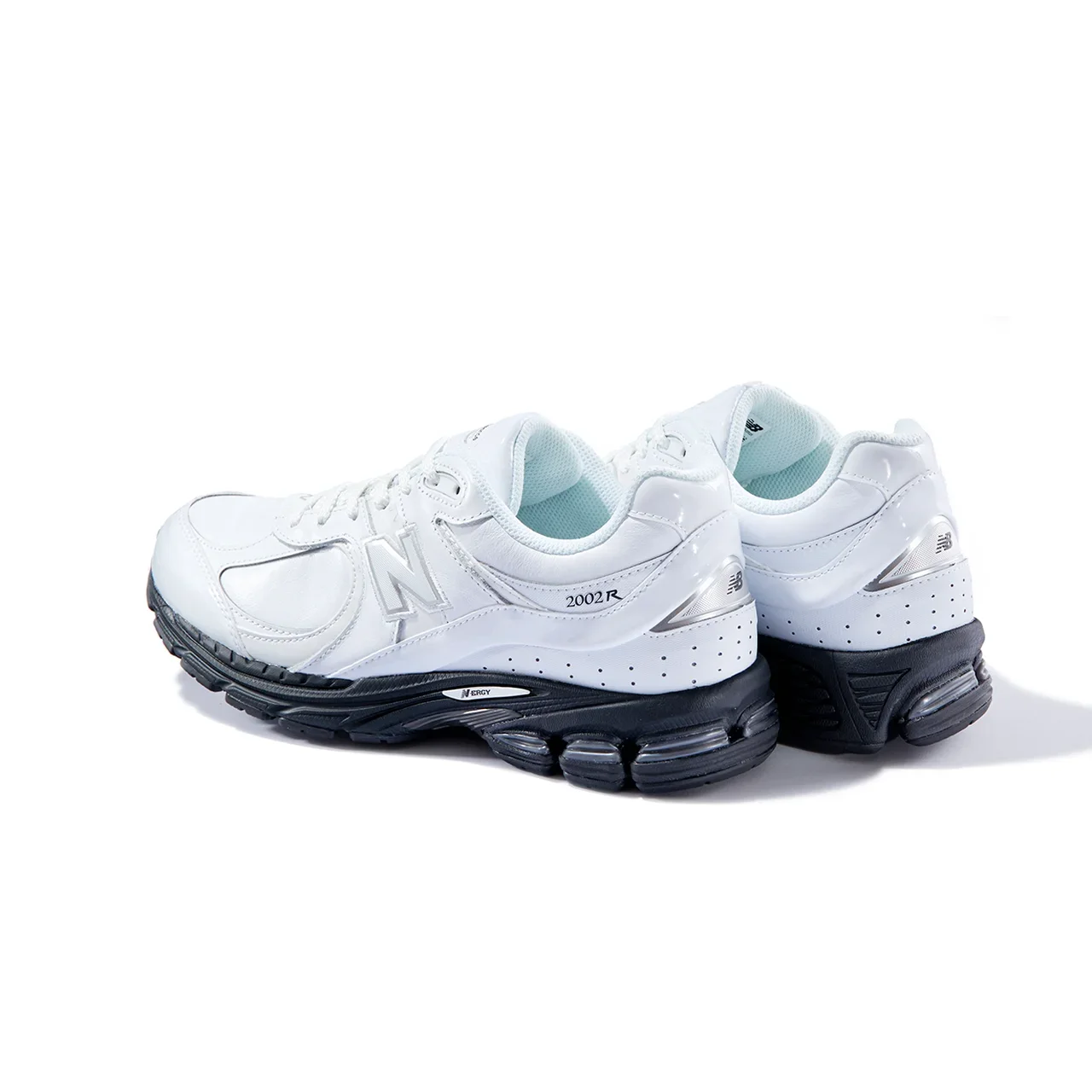 【ニューバランス】大人のマストバイ「白スニーカー」｜ブラックソールで締めた「U2002R」最新作【New Balance】①