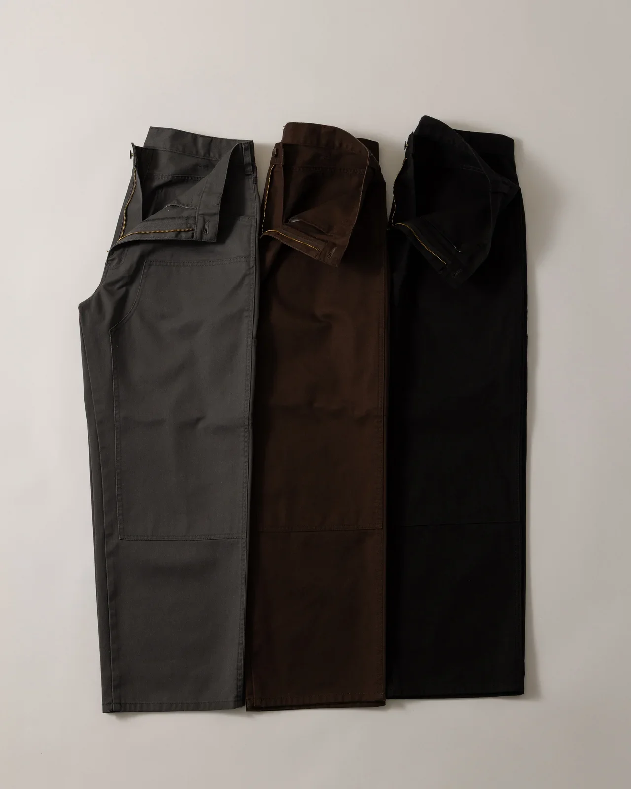 【差がつく大人のディッキーズ】2型から選べる「サタデーズ ニューヨークシティ」コラボが買い。ワークパンツは通常よりボリュームを適度に削ぎ落とすことでタウンユースに最適なシルエットに。