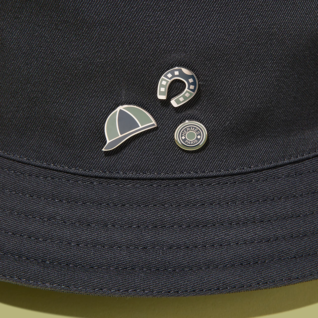 《クルー・ド・セル》、《馬蹄》、《乗馬用ヘルメット》の3つの乗馬モチーフのピン