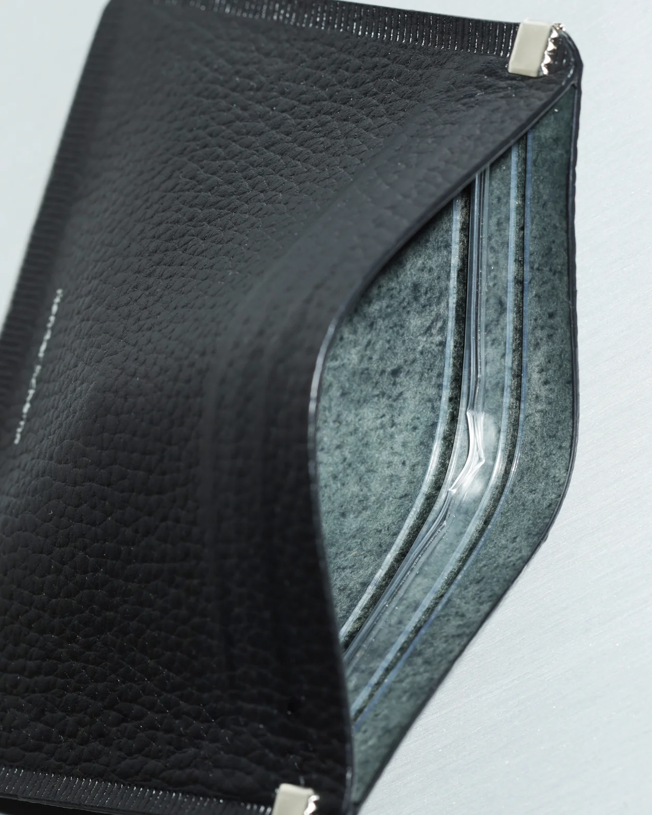 Hender Schemeのレザーポーチ「welder case small」 中身