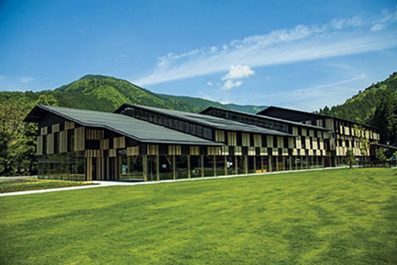 梼原町立図書館（雲の上の図書館）は隈研吾氏が設計した高知県梼原（ゆすはら）町の大自然の中に溶け込んで見える図書館