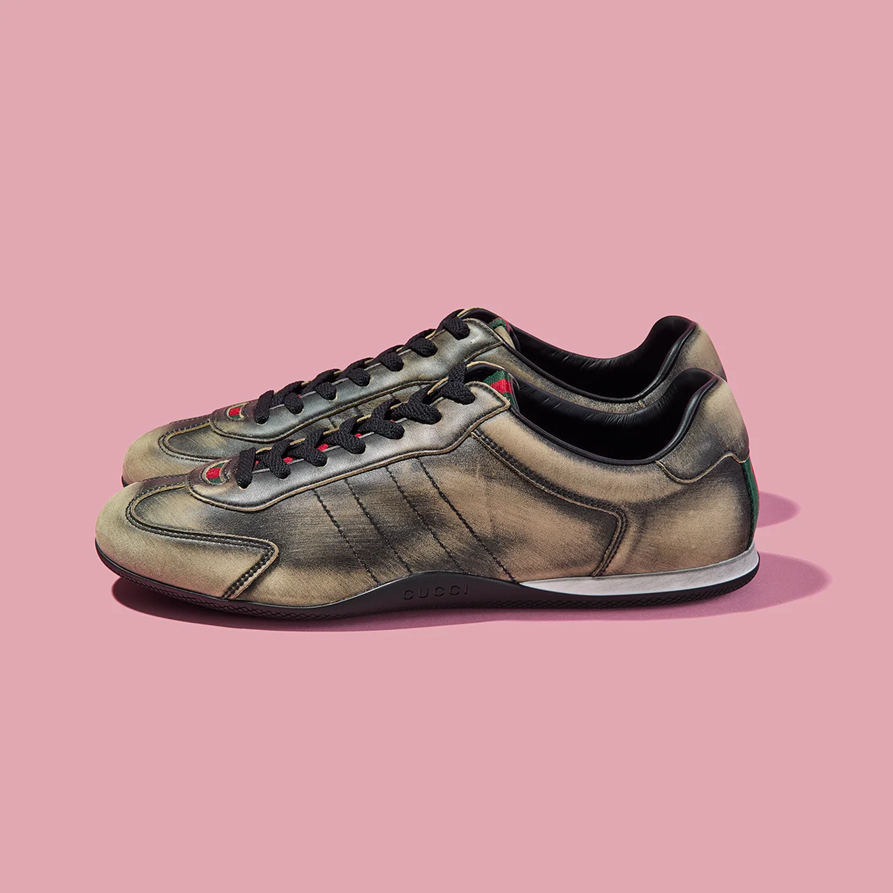 ブラックレザーはハンドクラフト感のある加工が際立つ