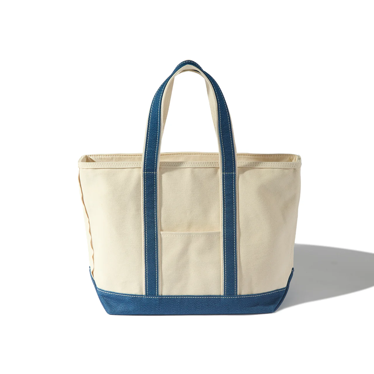 背面にはポケットを備え、どちらの面を表にしても使える仕様