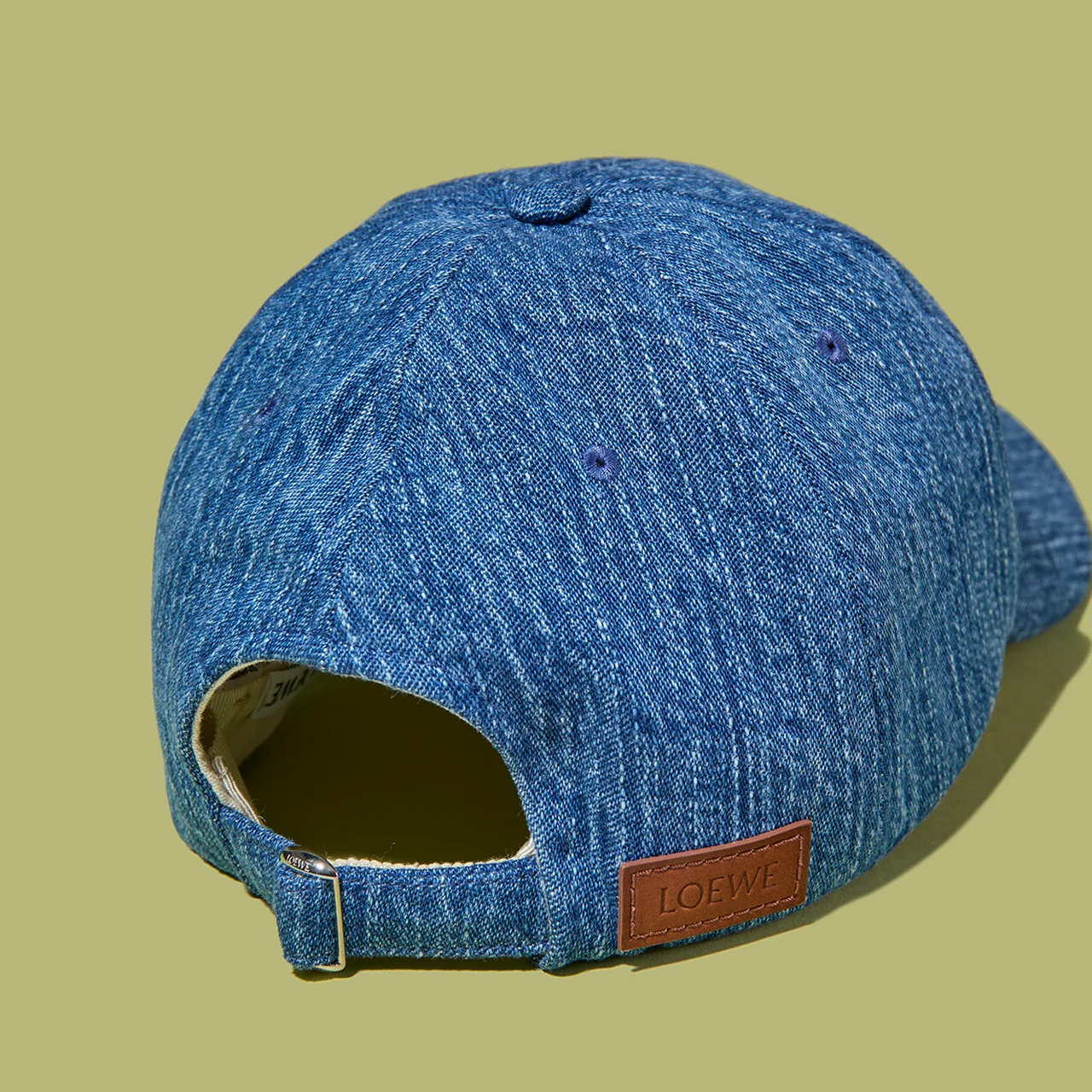 背面にもLOEWEロゴのレザーパッチ付き