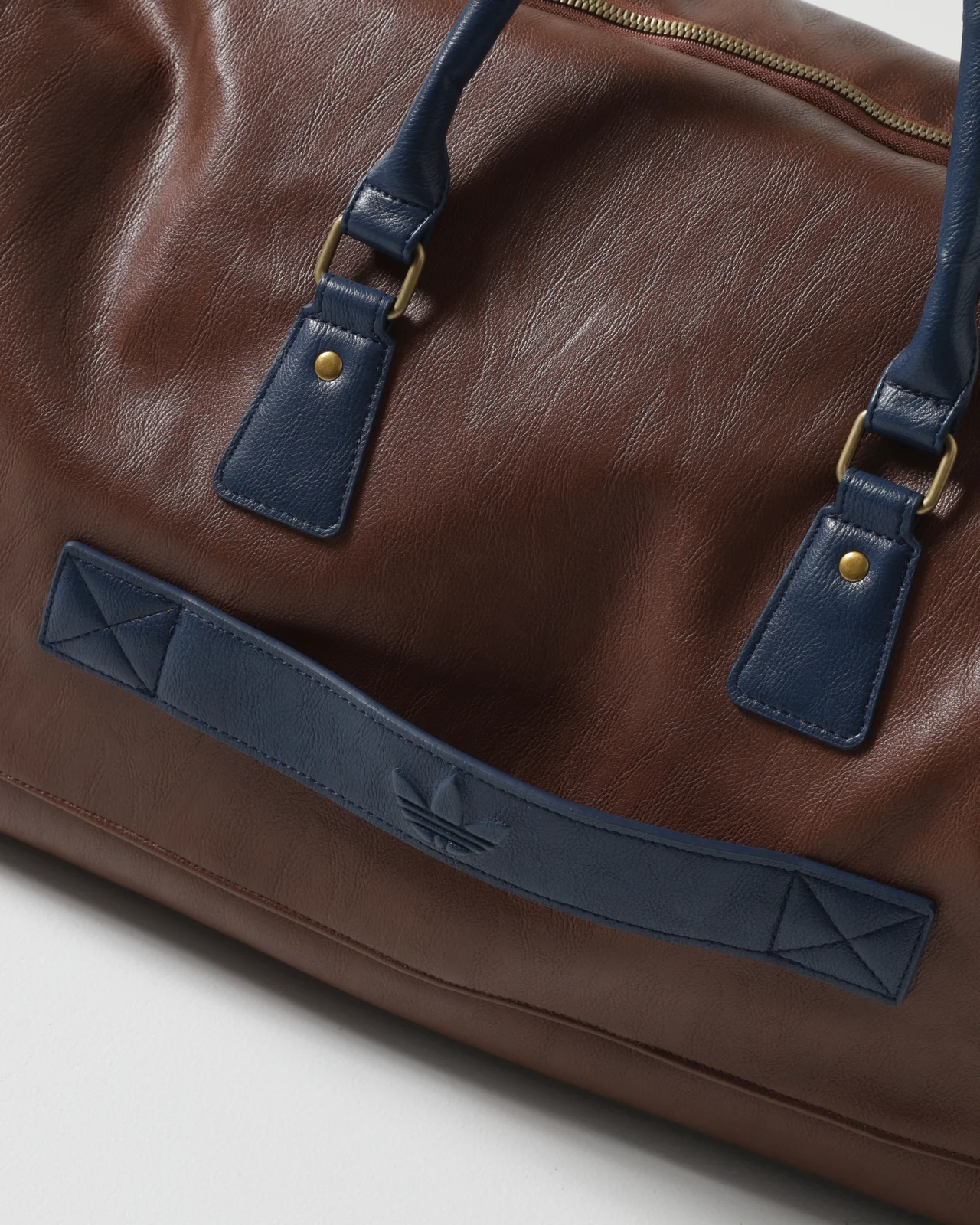 adidas golfのボストンバッグ ロゴ