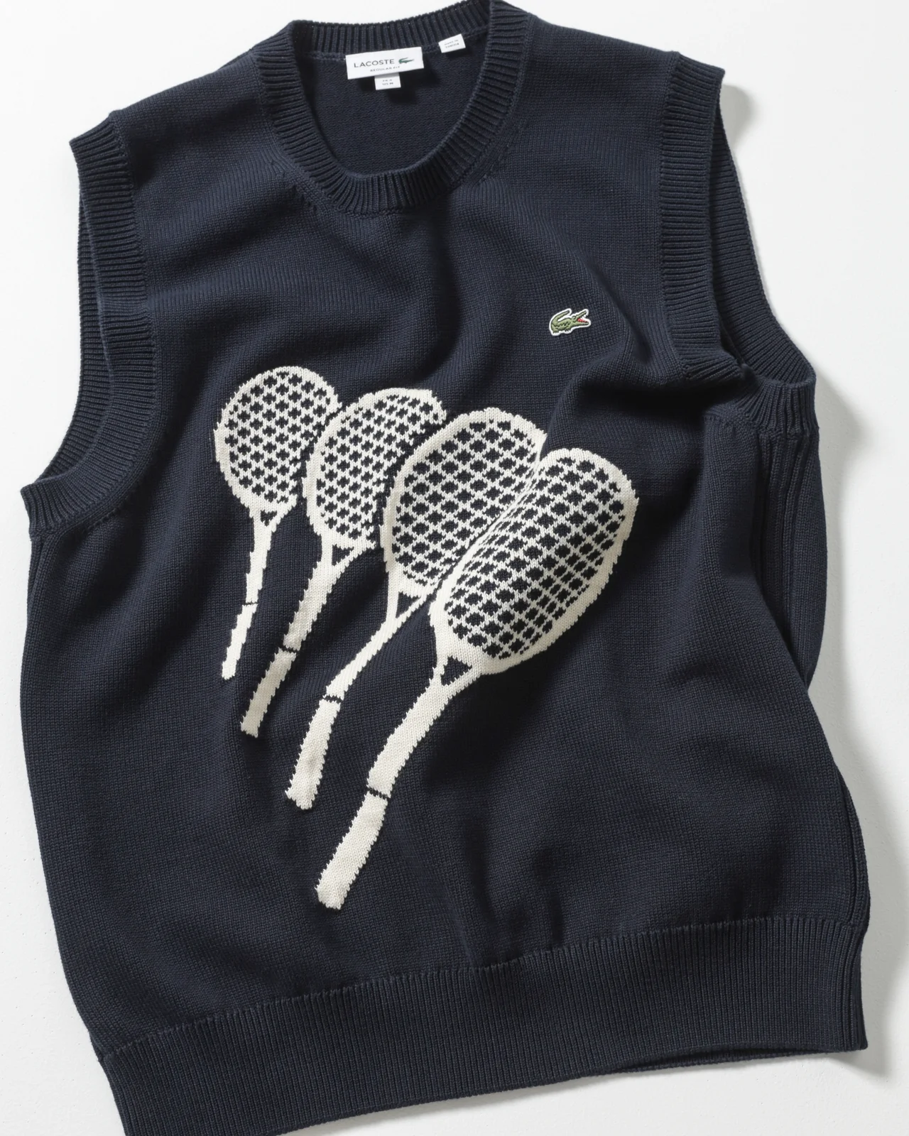 LACOSTEのラケット柄ニットベスト