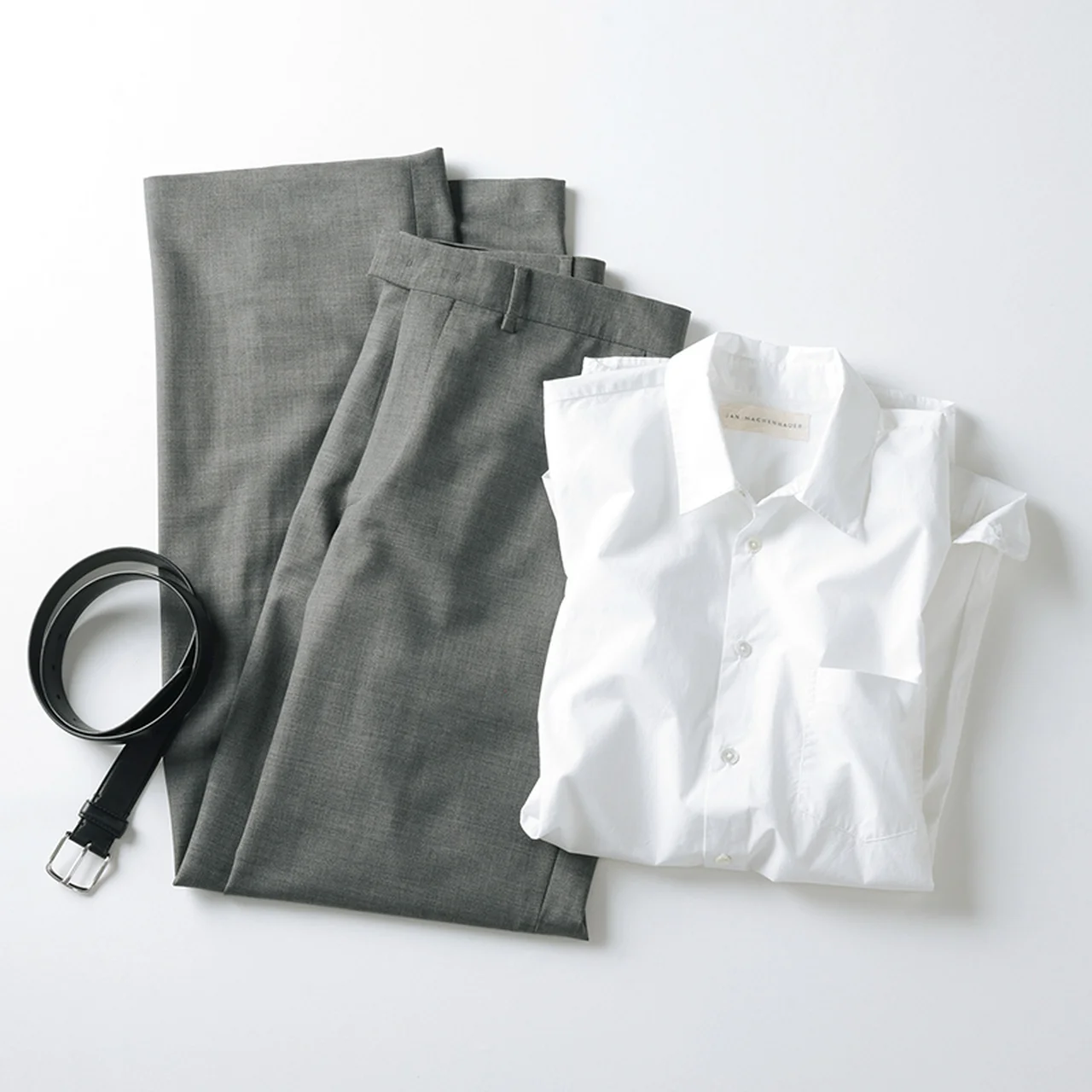 白シャツ・スラックス・革ベルト