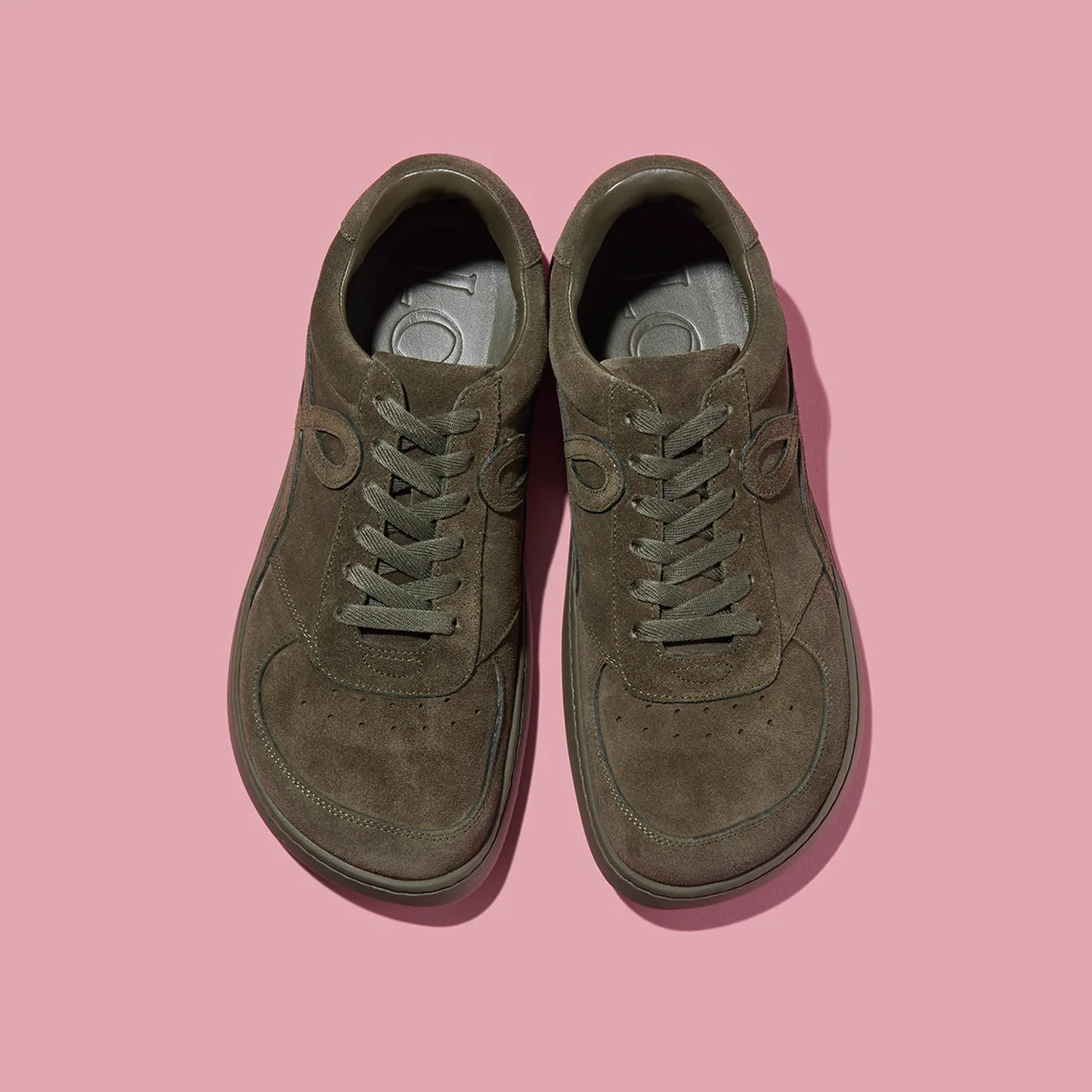 新色オリーブグリーンの「ジャンボ スニーカー」