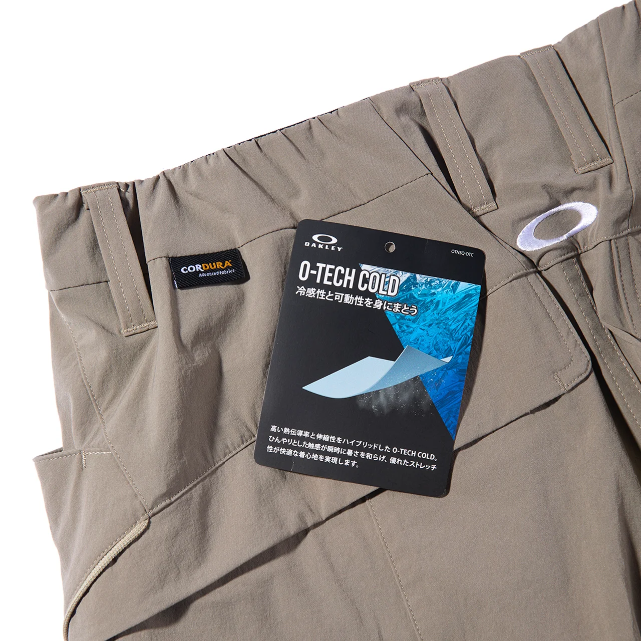 耐久性の高いコーデュラ(CORDURA®)を使用した独自開発素材「オー・テックコールド(O-TECH COLD)」を採用