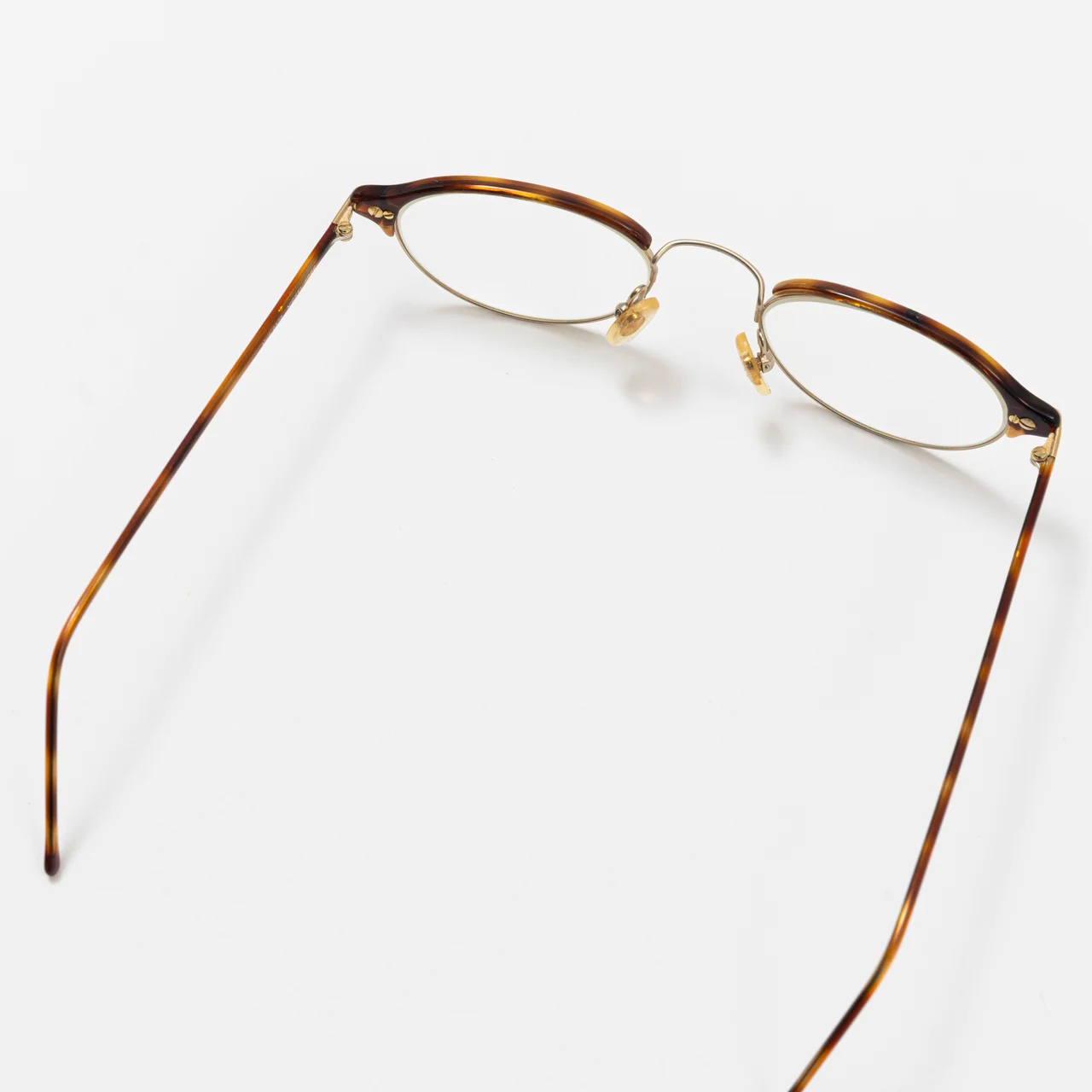 エディター私物 カトラーアンドグロスのメガネ