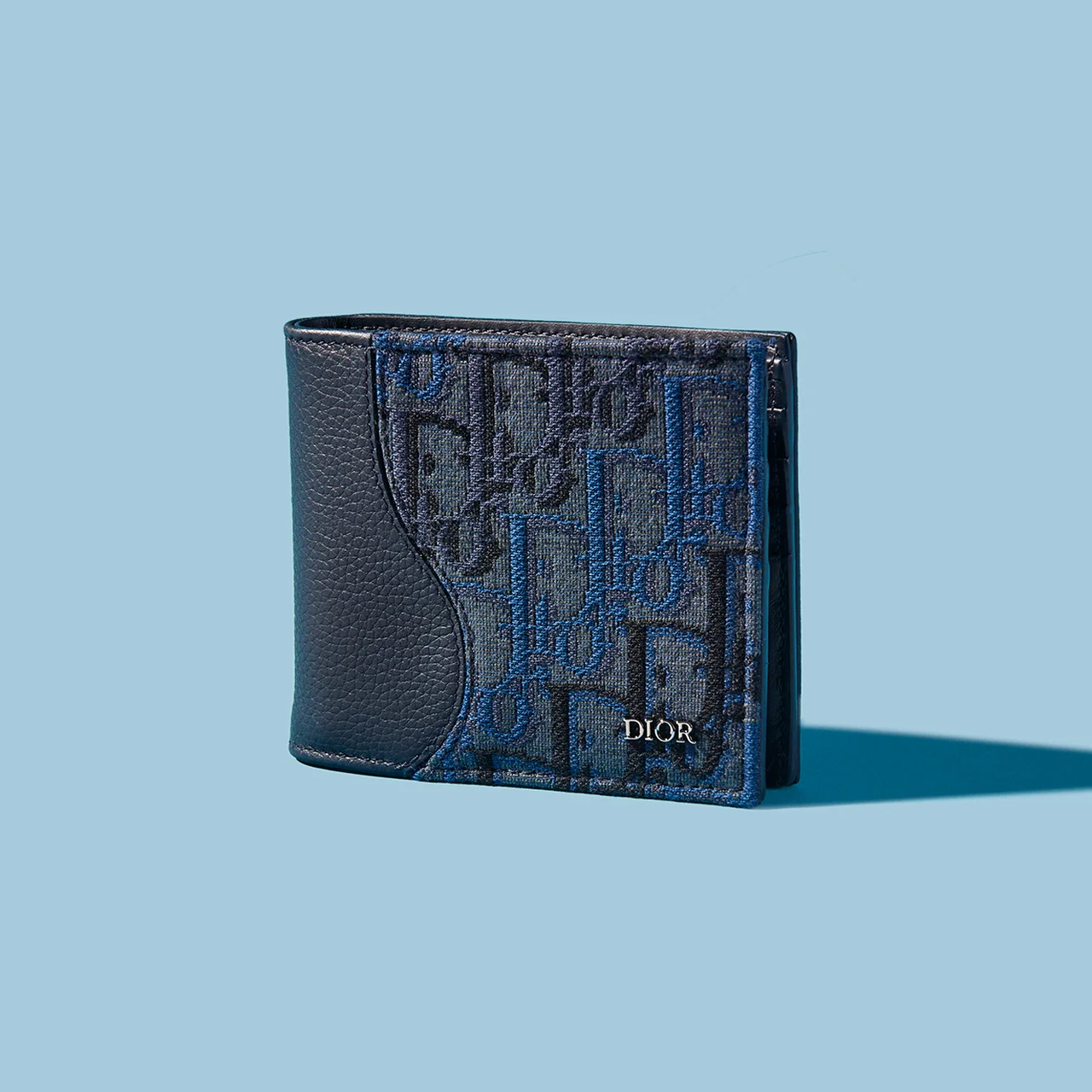 「サドル」シリーズの二つ折り財布