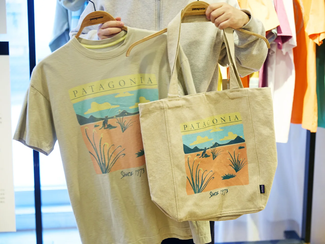 ウィメンズのグラフィックを トートバッグで取り入れたい