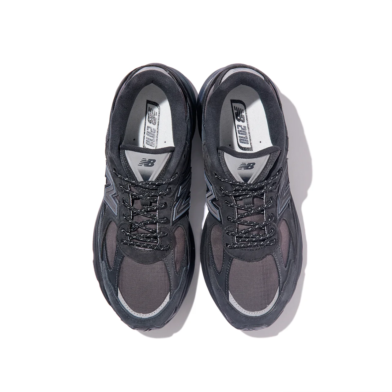 シューレースはパラコード調でアウトドアのニュアンスをプラス